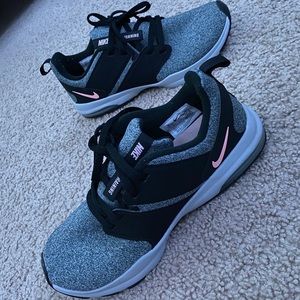 Nike women’s tennis shoes